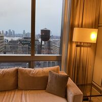 落ち着いたシンプルな疲れないインテリア窓も広めで電動カーテン