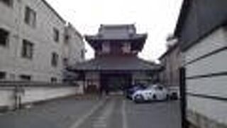 伏見桃山駅の近くにあります。