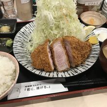 ロースカツ定食　キャベツ大盛り