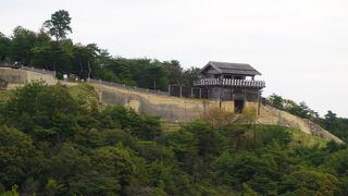 山頂にへばりつくように復元された角楼跡や西門