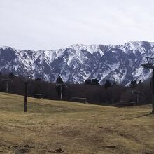 大山中の原スキー場からみたアルプスの山容の大山（3月末）。