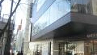 表参道通りに面したショッピングモールの一つです。