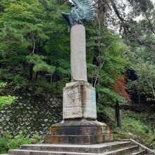 飯盛山には場違いに見えるローマ遺跡風石柱＋鷲の像の碑です。