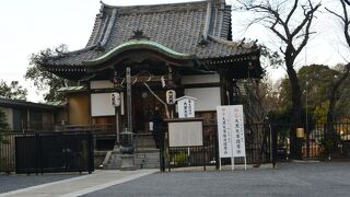 不忍池の弁天島にあります。