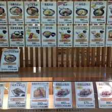 店先には沖縄料理のメニューが貼り出されています