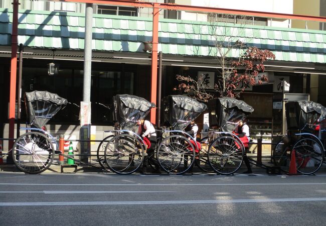 雷門付近で乗れます