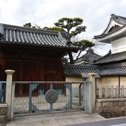 紀州街道沿い、本町にある浄土真宗の寺院。