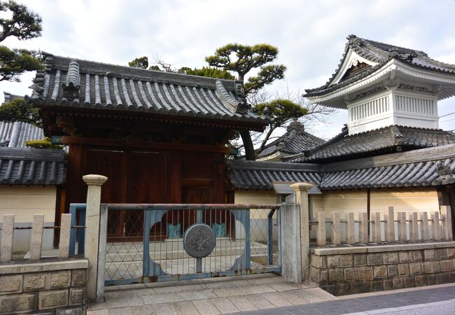 紀州街道沿い、本町にある浄土真宗の寺院。