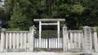 醍醐天皇後山科陵から醍醐寺に歩いていく途中に朱雀天皇の醍醐陵がありました。