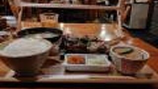 マグロのかま定食がボリューミー。