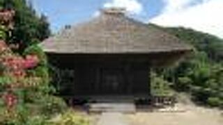 茅葺屋根のお堂