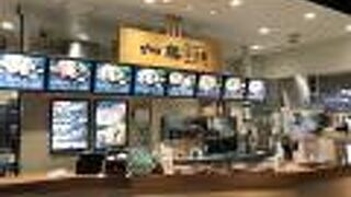 フードコートで、鶏三和の親子丼