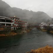 天降川　川のほとりには小さな温泉街