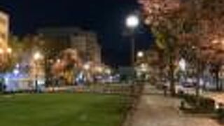 港から市庁舎へ続く公園