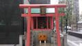明治座ビルの脇に鎮座している小さな神社