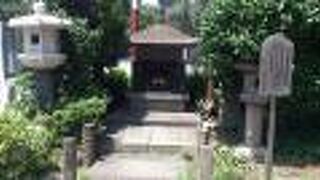 浜町公園前の緑道にあります