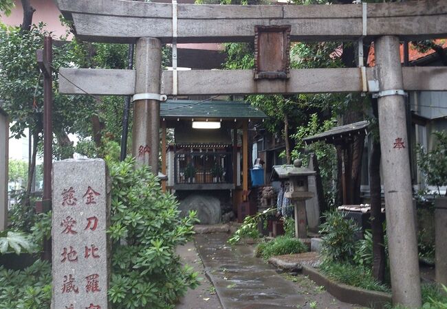 清洲橋西詰に鎮座している神社