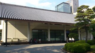 皇居東御苑の大手門を進んだすぐ先にあります