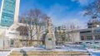 女性が両手で鳥を頭の上にかかげているようなポーズをしています。