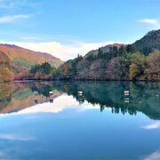 中之条ダムのある四万湖の水は薄い水色の四万ブルー