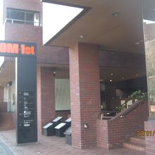 ショップが並び入り口の様子です。