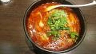 夕食で麻辣刀削麵をいただきました