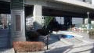 石畳の広場の他に池や小さな橋が有りました