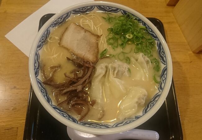 夕食でわんたん麺をいただきました