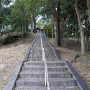 頂上に神社があって一直線に石段が