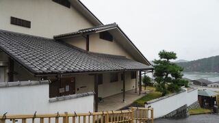 国道から急な坂道を上がった先