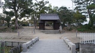 ごちゃごちゃした市街地に隣接する小さな一角