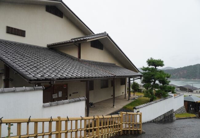 国道から急な坂道を上がった先