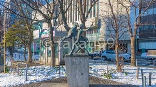 馬は前足を上げて躍動的なポーズをしています。