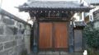 細く伸びる参道がある寺院
