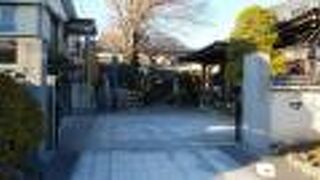 本堂の建物に風格を感じる寺院。