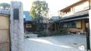 境内が現代的に整備された寺院