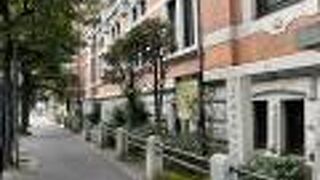 横浜市開港記念会館の横に碑がある