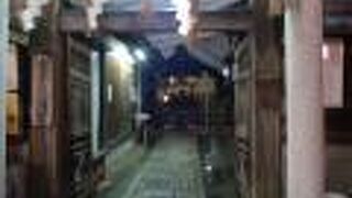 綾小路通りに面した小さな神社です。