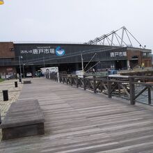 カモンワーフ付近からみた唐戸市場。