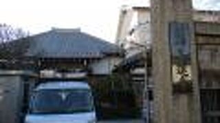 欄間部分に白く塗られた文様がありました