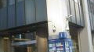 尾崎豊記念碑が敷地の一角にあります。