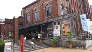 大正ロマンを醸し出す赤煉瓦の建物群。