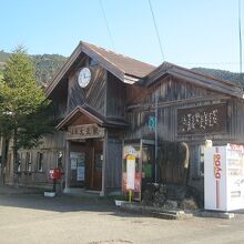 予土線沿線では珍しい立派な駅舎を有する土佐大正駅で小休止。