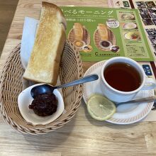 モーニングはお決まりのあんこトースト