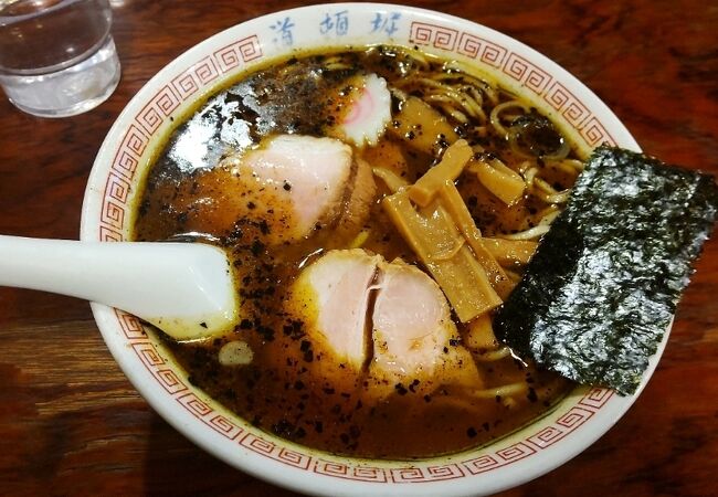 煮干しラーメンの人気店で中辛ラーメン