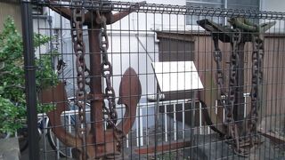 戦艦の錨が両国に