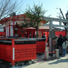 境内摂社の芸能神社もにぎわう