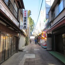 参道の途中には商店街いあり