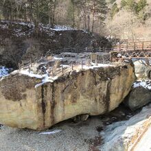 100人が乗れる岩「野立岩」