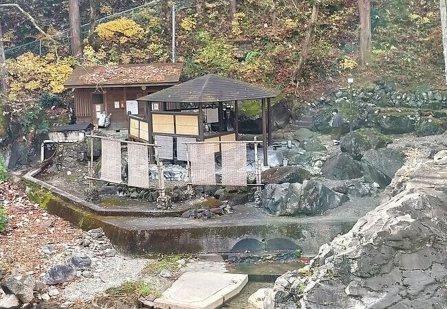 四万温泉の河原にある露天風呂風の足湯は冬季は閉鎖されます